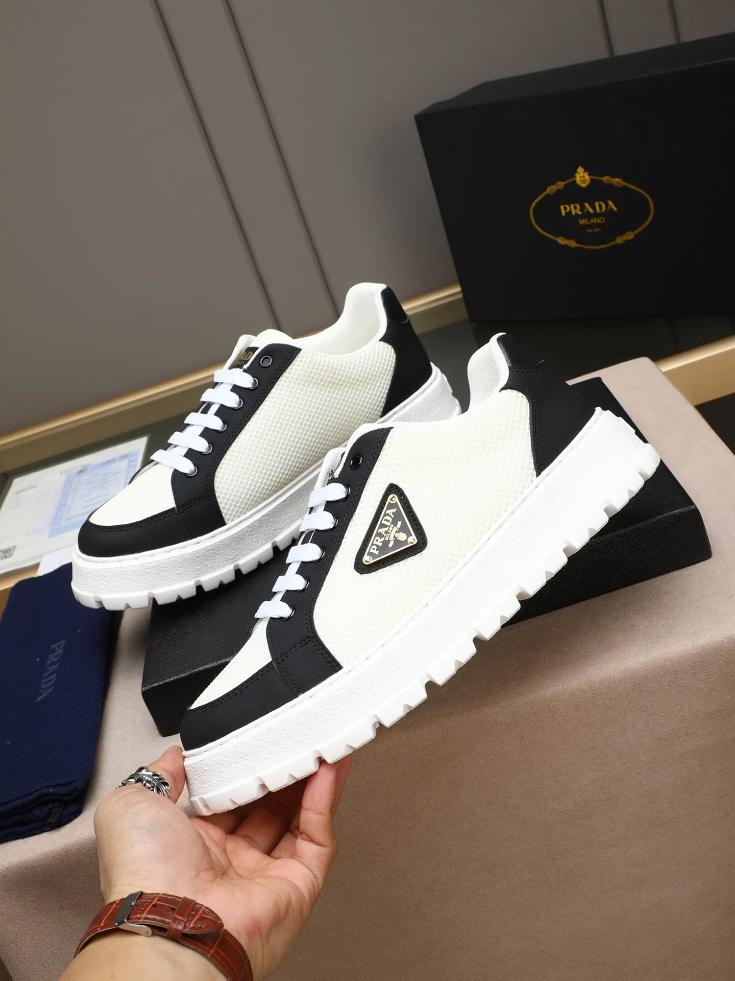 Men's Men's Shoes 💰440 Prada/Prada Men's new casual shoes, this sports shoe is made of imported calfskin upper with breathable mesh and breathable mesh lining. The foot pads are made of sheepskin, and the outsole is made of non-slip sports exclusive rubber outsole with logo. It feels good on the feet and is a fashionable item! Size: 38-44 (45 customized)